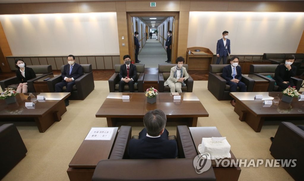 Members of the Supreme Court Justice Candidate Recommending Committee pick justice candidates at the Supreme Court in southern Seoul on July 14, 2022. (Pool photo) (Yonhap) 