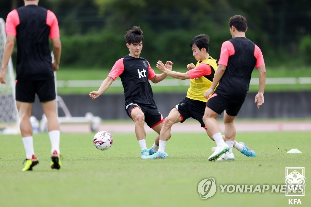 Members of the South Korean men's national football team train at Toyota City Sports Park Athletics Stadium in Toyota, Japan, on July 21, 2022, ahead of a match against Hong Kong at the East Asian Football Federation E-1 Football Championship, in this photo provided by the Korea Football Association. (PHOTO NOT FOR SALE) (Yonhap)