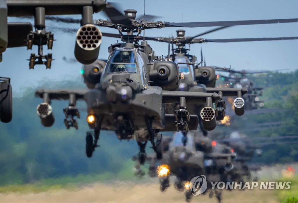 En la imagen se muestra, el 25 de julio de 2022, los helicópteros de ataque Apache del Ejército surcoreano despegando de una base en Icheon, a 50 kilómetros al sudeste de Seúl. (Foto del cuerpo de prensa. Prohibida su reventa y archivo)