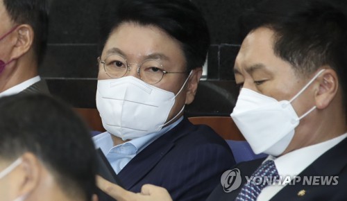 의원총회 참석한 장제원 의원