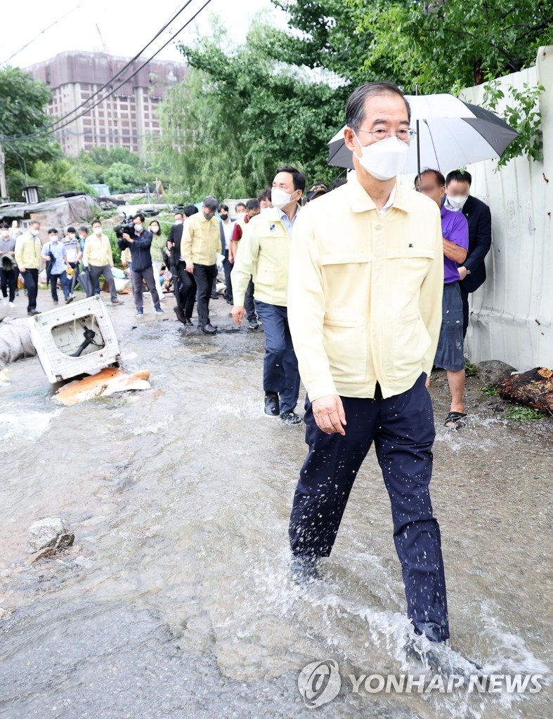 Prime minister visits flood-hit area in Seoul Prime minister visits flood-hit area in Seoul