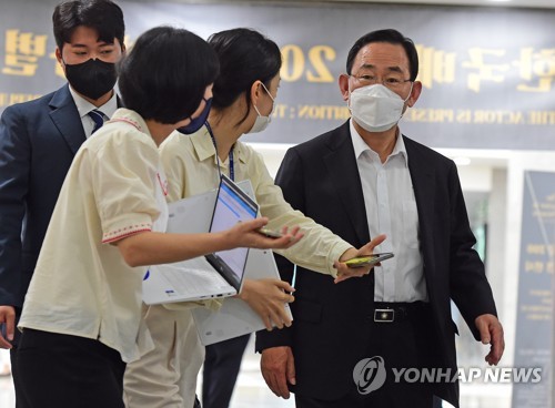취재진 질문받는 주호영 비상대책위원장