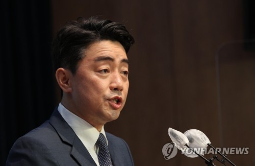 강훈식, 민주 당대표 후보 사퇴 기자회견