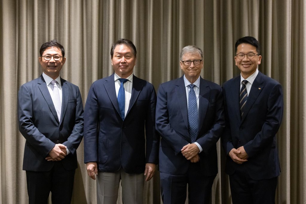 This photo provided by SK Bioscience on Aug. 16, 2022, shows Chey Tae-won, SK Group chairman (2nd from L), Microsoft co-founder Bill Gates (2nd from R), SK Bioscience CEO Ahn Jae-yong (L) and Chey Chang-won, vice chairman of SK Discovery, posing for a photo at a meeting in Seoul (PHOTO NOT FOR SALE) (Yonhap)