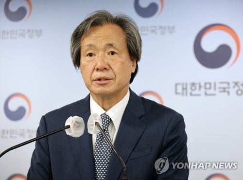 브리핑하는 정기석 국가감염병위기대응자문위원장