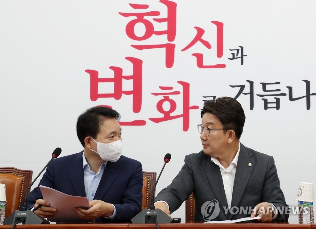 대화하는 권성동 원내대표와 성일종 정책위의장