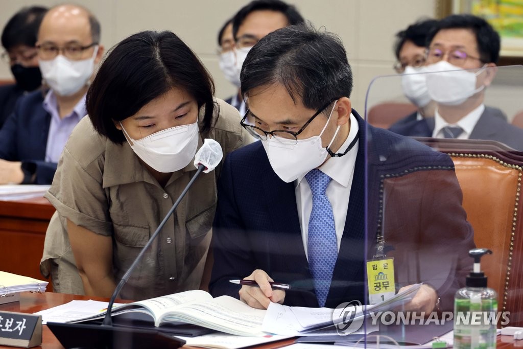 관계자와 대화하는 한기정 공정거래위원장 후보자