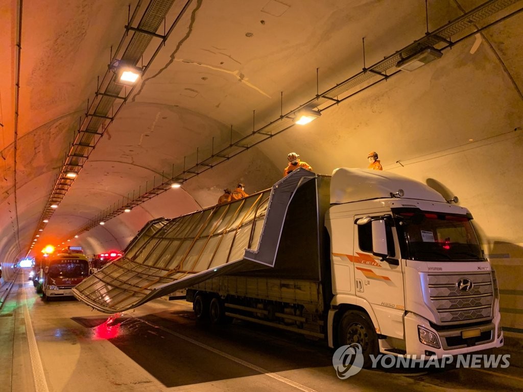 난마돌 위력에 덮개 열린 화물차