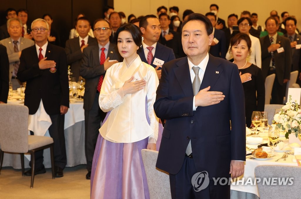 국기에 경례하는 윤석열 대통령