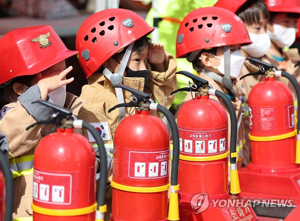 고사리 손으로 경례