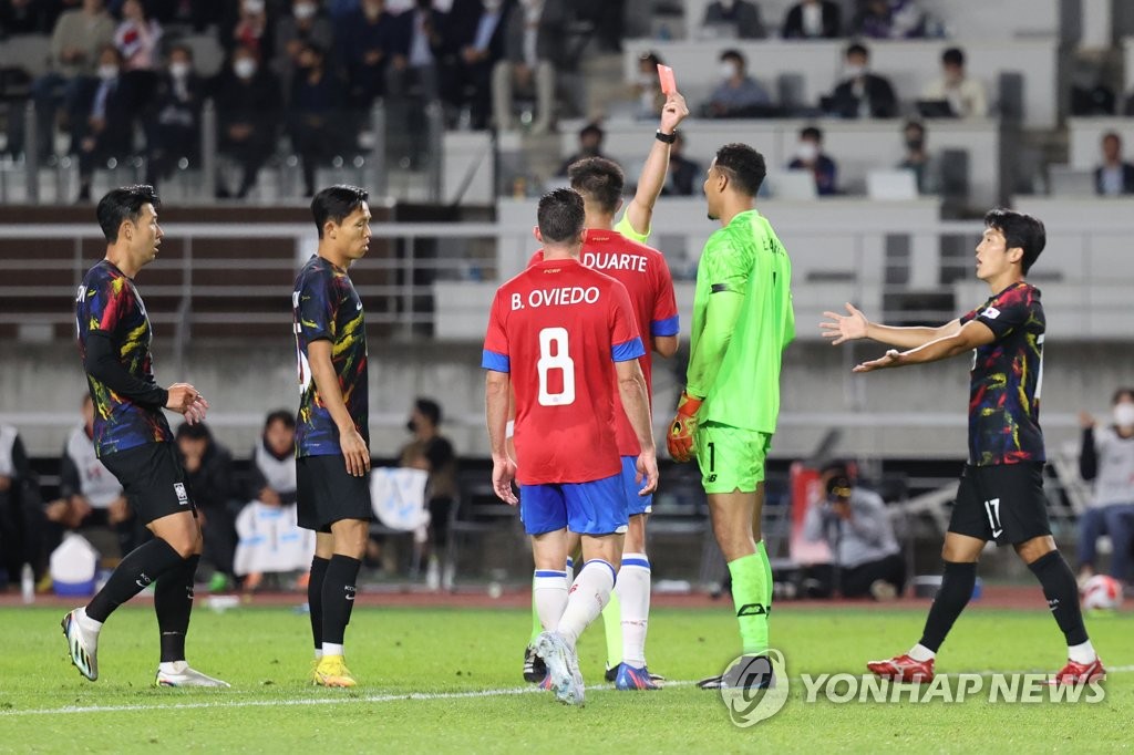 퇴장 당하는 알바라도 골키퍼