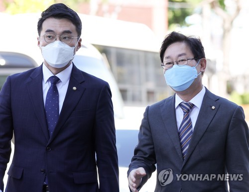 검수완박법 권한쟁의심판 첫 공개변론, 대심판정 향하는 박범계 전 법무부 장관