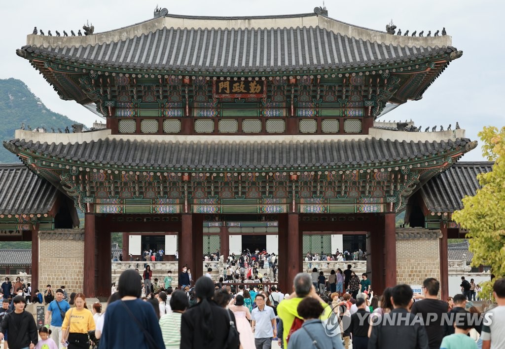 휴일 맞아 경복궁 찾은 시민들