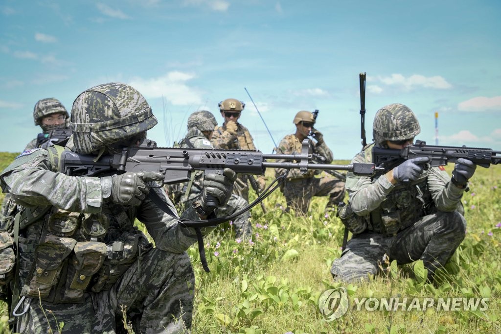 경계 태세 취하는 한·미·필리핀 해병대