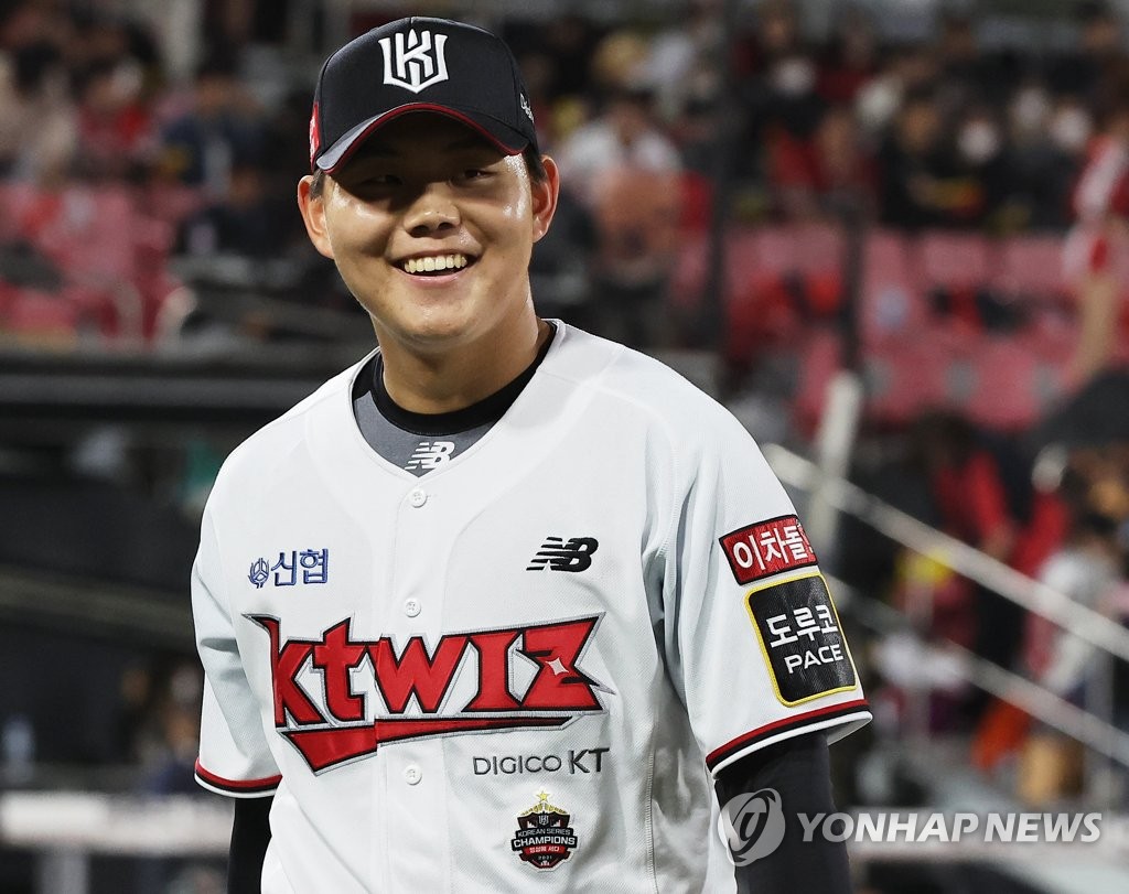 KT Wiz starter So Hyeong-jun smiles after pitching out of a bases-loaded jam against the Kia Tigers in the top of the fourth inning of a Korea Baseball Organization wild card game at KT Wiz Park in Suwon, 35 kilometers south of Seoul, on Oct. 13, 2022. (Yonhap)
