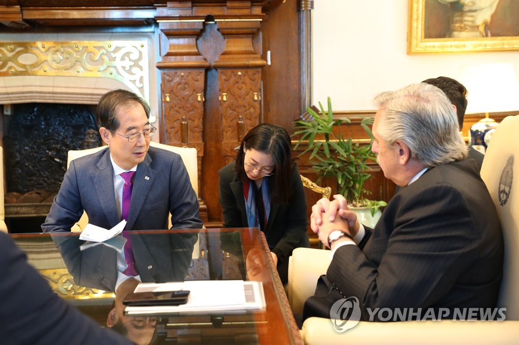La foto, proporcionada por la oficina del primer ministro surcoreano, Han Duck-soo, muestra a Han (izda.), dialogando con el presidente de Argentina, Alberto Ángel Fernández (dcha.), el 14 de octubre de 2022 (hora local), en la Casa Rosada, en Buenos Aires, Argentina. (Prohibida su reventa y archivo)
