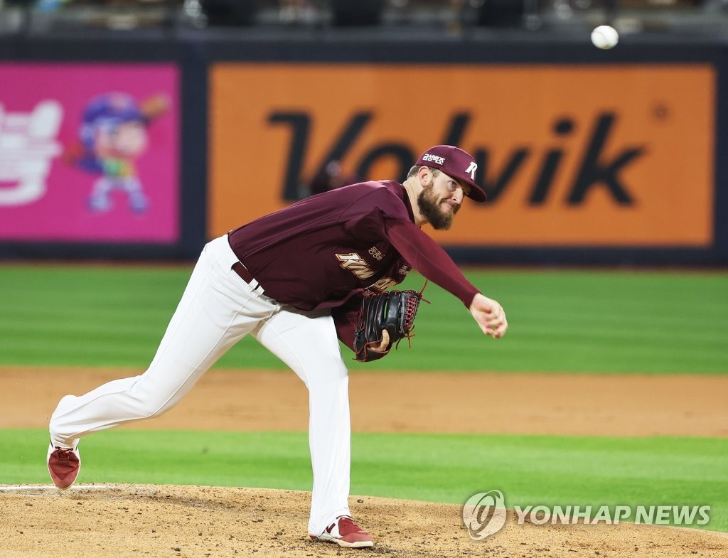 Kiwoom Heroes starter Tyler Eppler pitches against the KT Wiz during the bottom of the first inning of Game 3 of the first round in the Korea Baseball Organization postseason at KT Wiz Park in Suwon, 35 kilometers south of Seoul, on Oct. 19, 2022. (Yonhap)