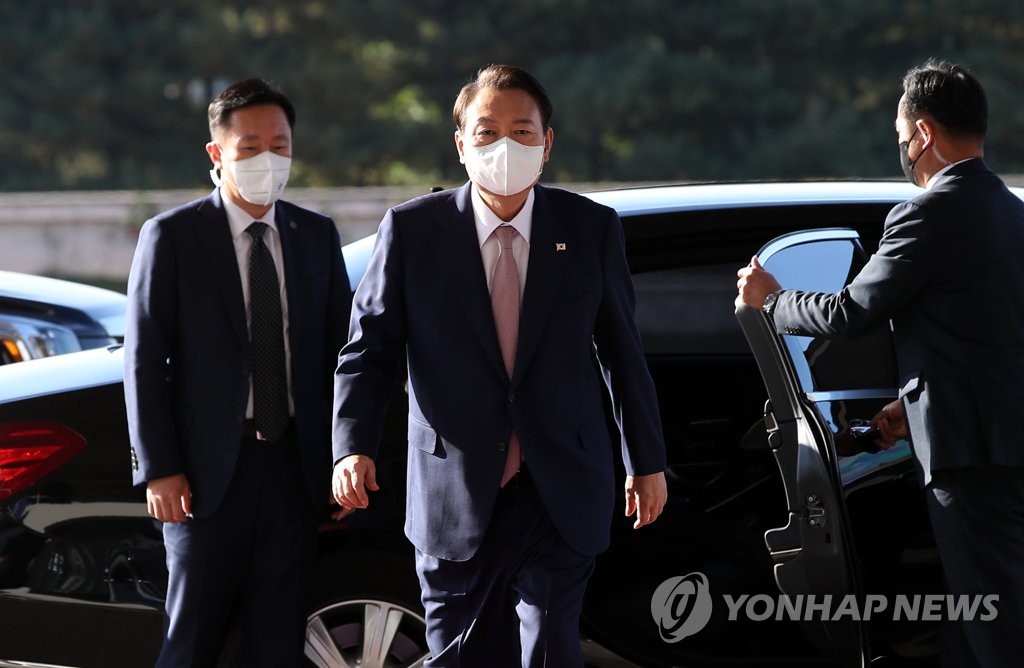 President Yoon Suk-yeol arrives at the presidential office in Seoul on Oct. 26, 2022. (Pool photo) (Yonhap)