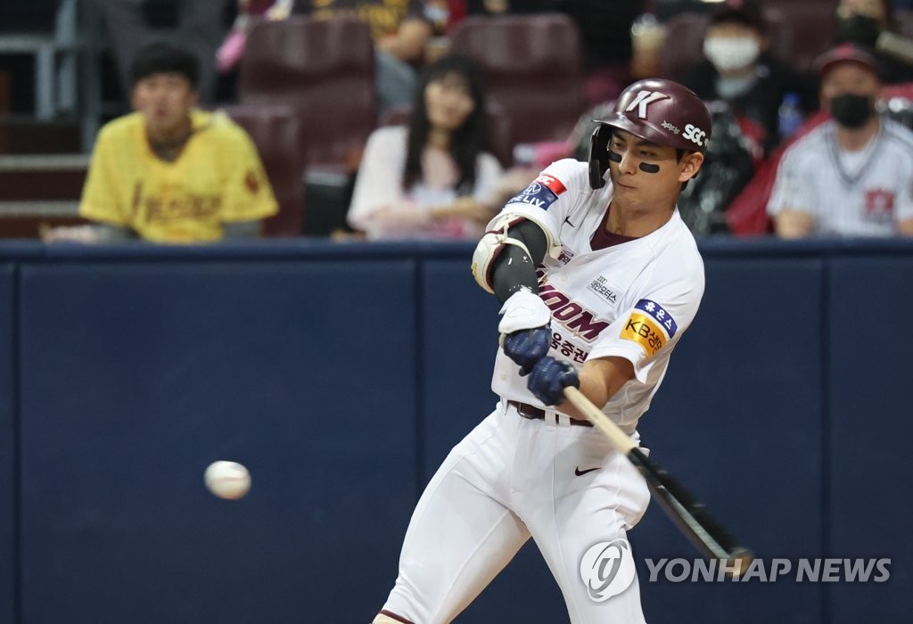 Lee Jung-hoo of the Kiwoom Heroes hits a single against the LG Twins during the bottom of the first inning of Game 4 of the second round in the Korea Baseball Organization postseason at Gocheok Sky Dome in Seoul on Oct. 28, 2022. (Yonhap)