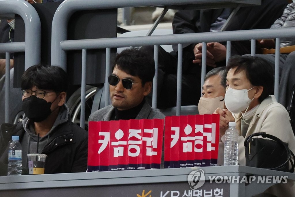 Former major league pitcher Park Chan-ho (2nd from L) watches Game 4 of the Korean Series between the home team Kiwoom Heroes and the SSG Landers at Gocheok Sky Dome in Seoul on Nov. 5, 2022. (Yonhap)