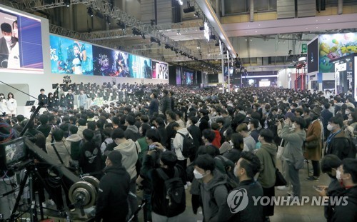 지스타 개막…게임 체험 인파