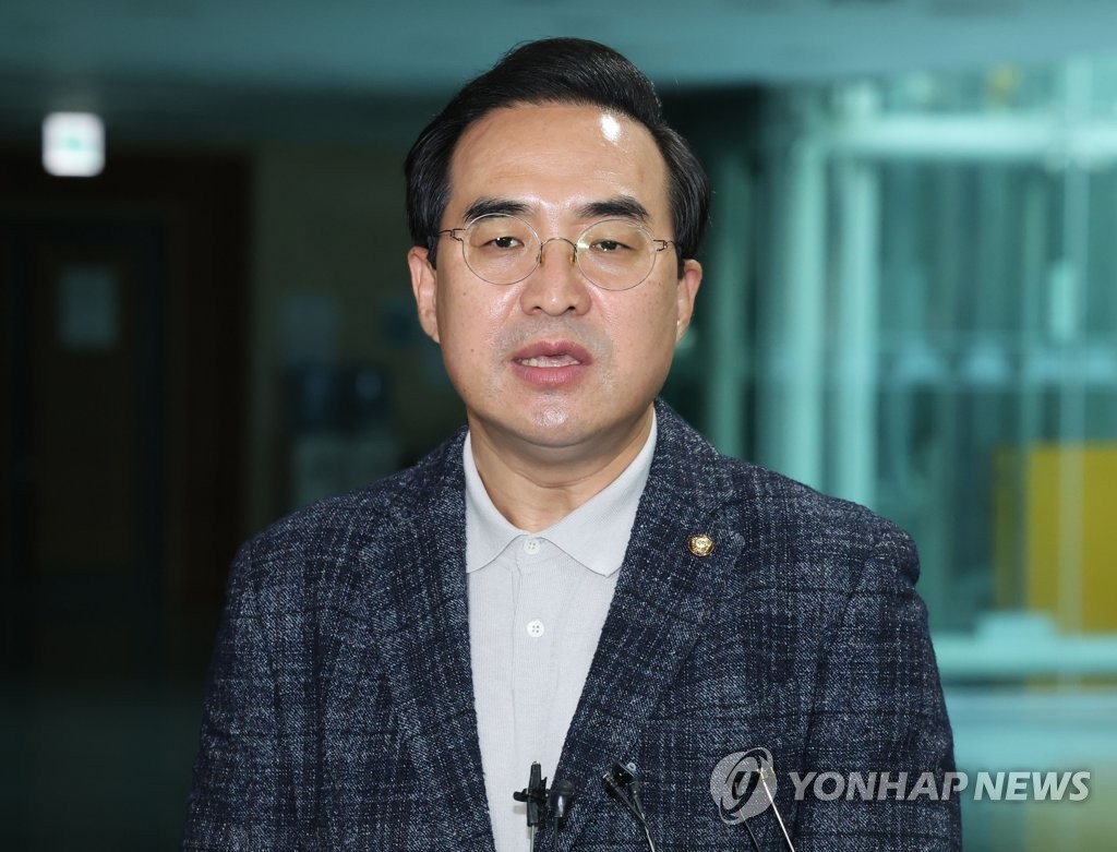 답변하는 박홍근 원내대표