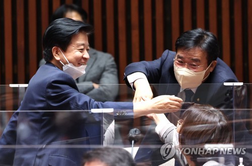 의원총회 참석한 노웅래 의원
