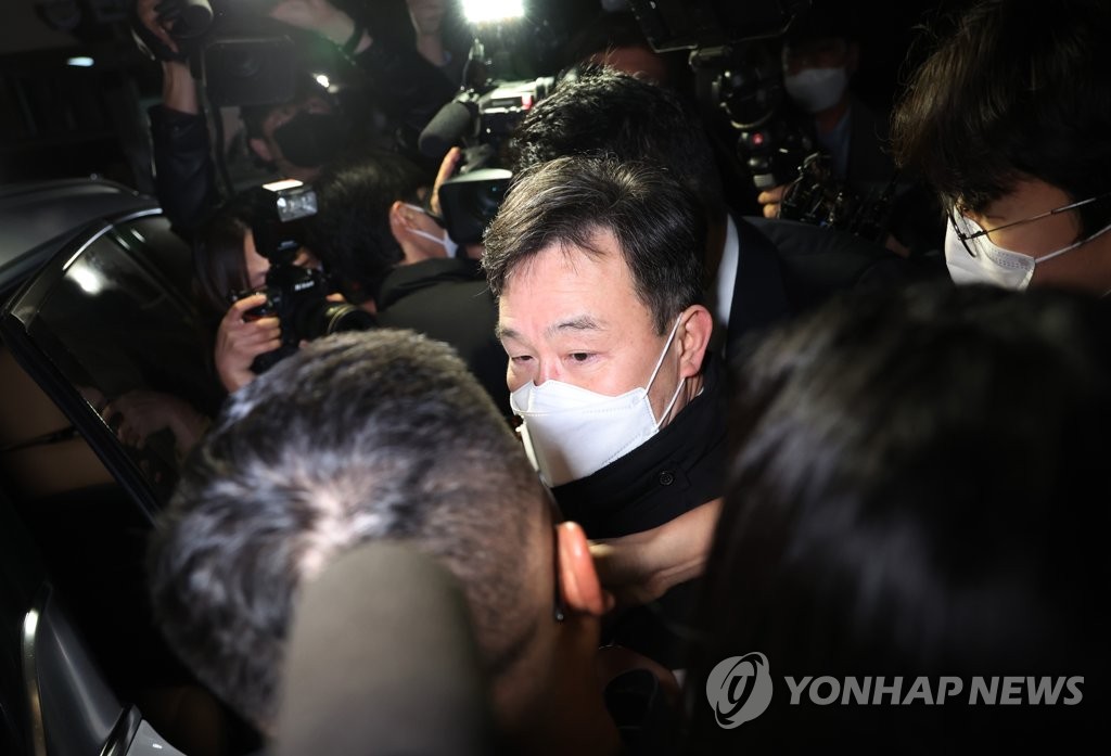 취재진에 둘러싸인 김만배