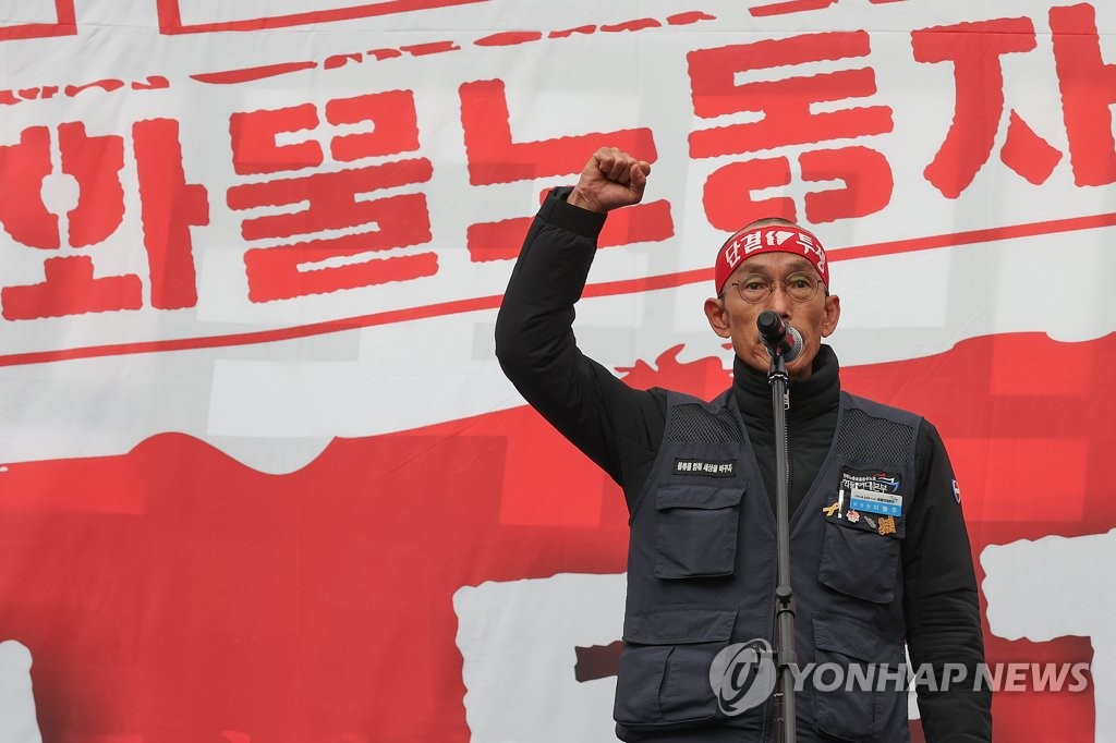 발언하는 이봉주 화물연대본부 위원장