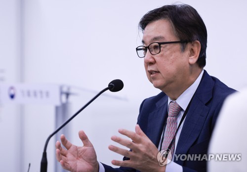 질문에 답하는 조동철 KDI 신임 원장