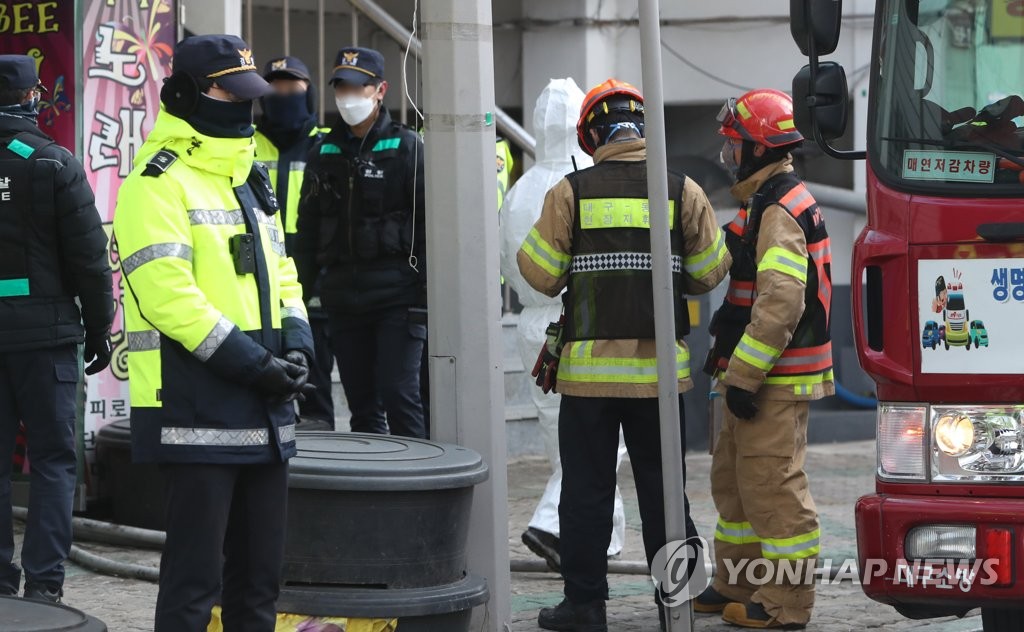 방화 현장 확인하는 경찰과 소방 당국