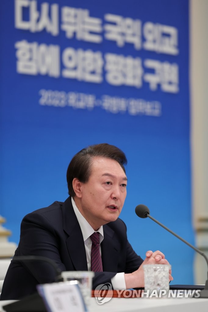 Le président Yoon Suk Yeol lors d'une séance de présentation des rapports des ministères des Affaires étrangères et de la Défense pour 2023 à Cheong Wa Dae, l'ancien bureau présidentiel, à Séoul, le mercredi 11 janvier 2023. (Photo fournie par le bureau présidentiel. Revente et archivage interdits)