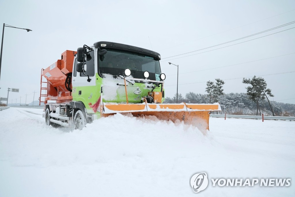 쌓인 눈 치우는 제설 차량
