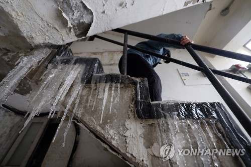 얼음 계단을 내려오는 어르신