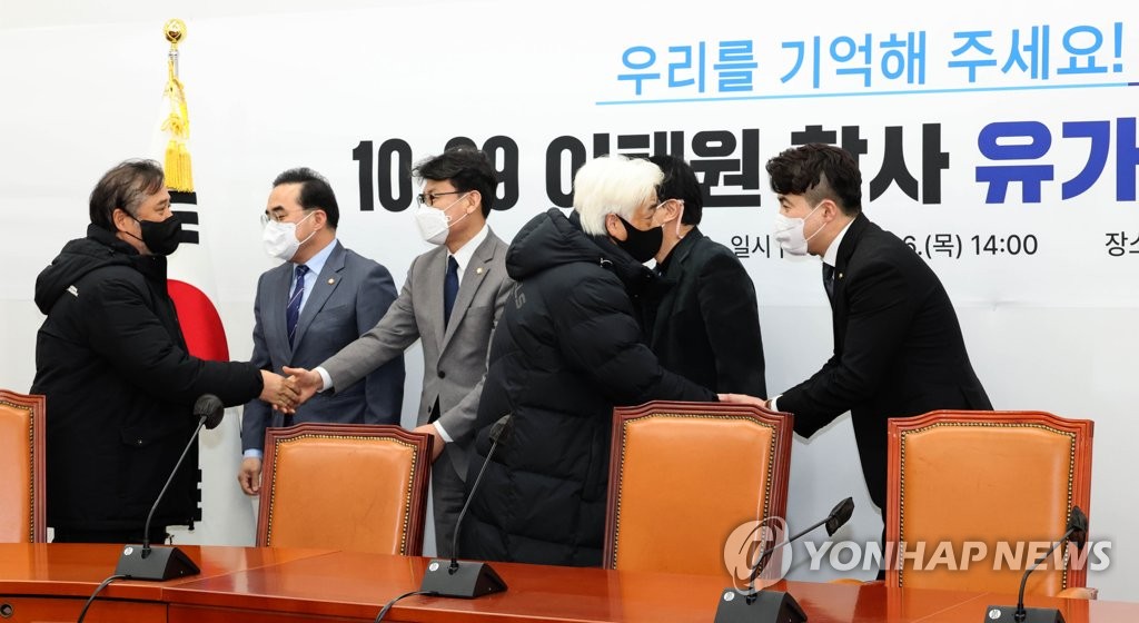 인사하는 박홍근 원내대표