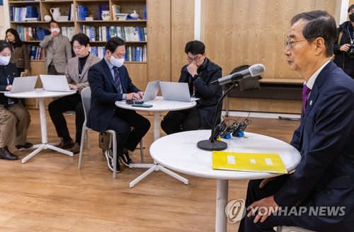 취재진 질문에 답하는 한덕수 국무총리