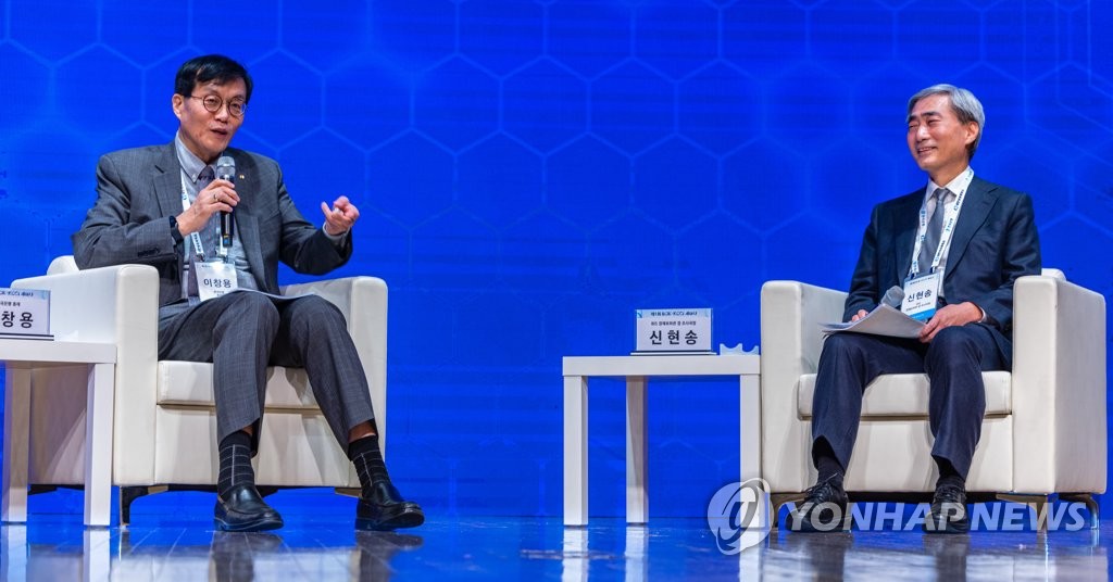 BIS economist Shin Hyun-song (R) and BOK Gov. Rhee Chang-yong speak during a seminar in Seoul on Feb. 1, 2023. (Yonhap)