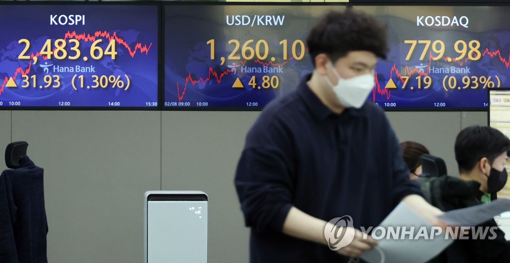 This photo taken on Feb. 8, 2023 shows the ealing room of Hana Bank in Myeongdong, central Seoul. (Yonhap)