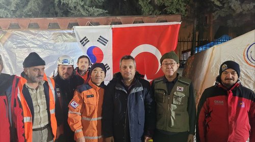 한국 긴급구호대 캠프 찾은 튀르키예 데프네시 시장
