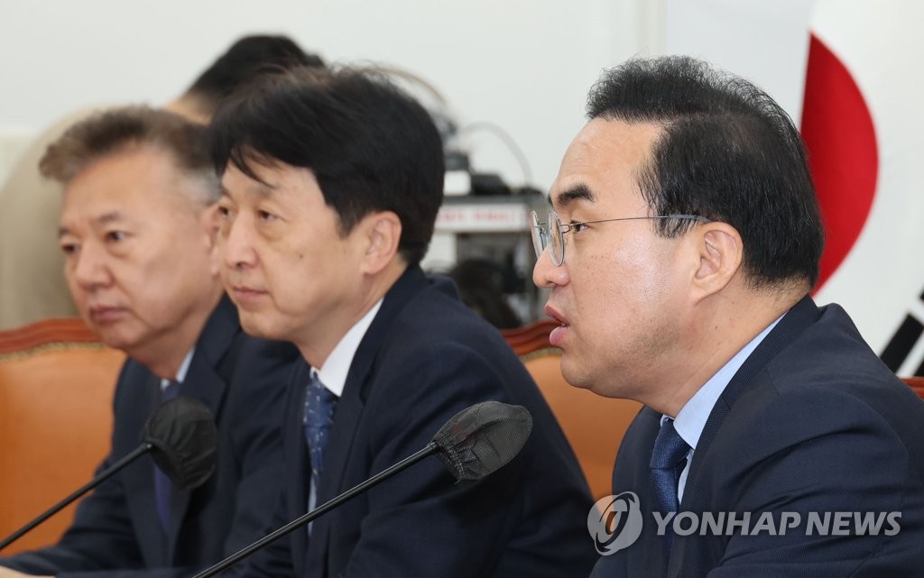 발언하는 박홍근 원내대표