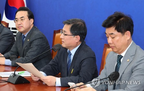 원내대책회의 발언하는 김성환 정책위의장