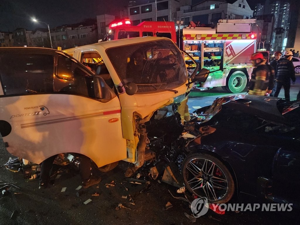 천안 불당동에서 승용차·트럭 정면충돌