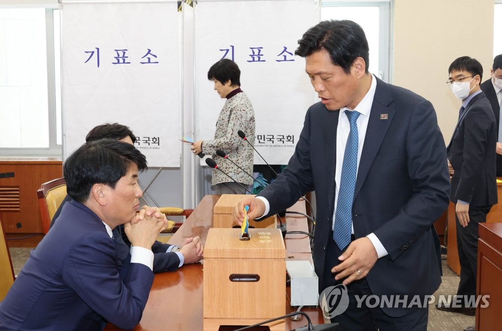 과방위 '방송법 개정안' 본회의 직회부 요구안 투표