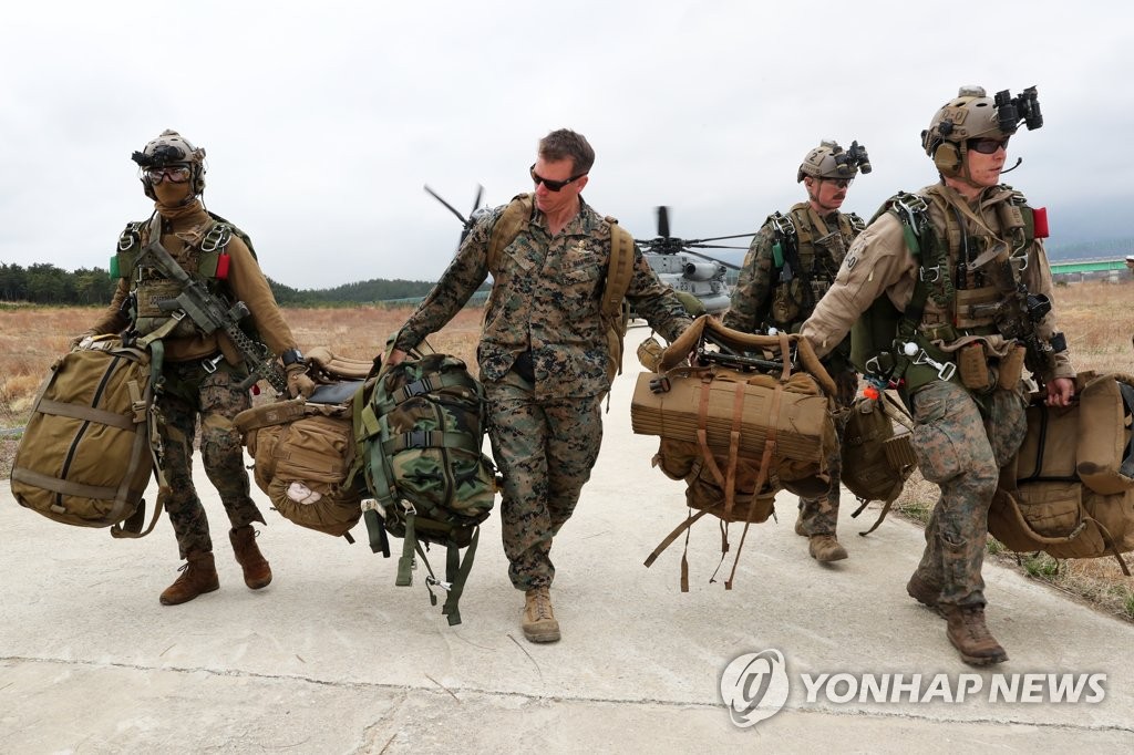 군장 들고 이동하는 미 해병대원