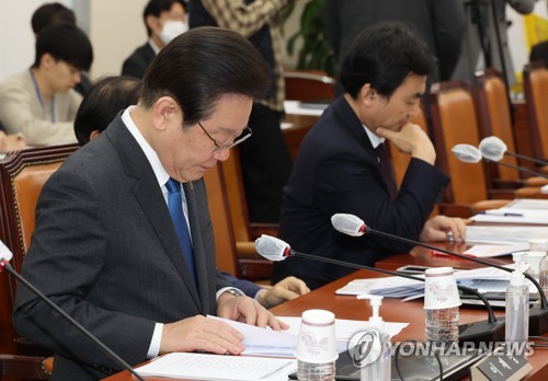자료 보는 이재명 대표