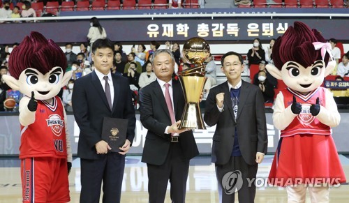 은퇴식서 기념 트로피 받은 유재학 총감독