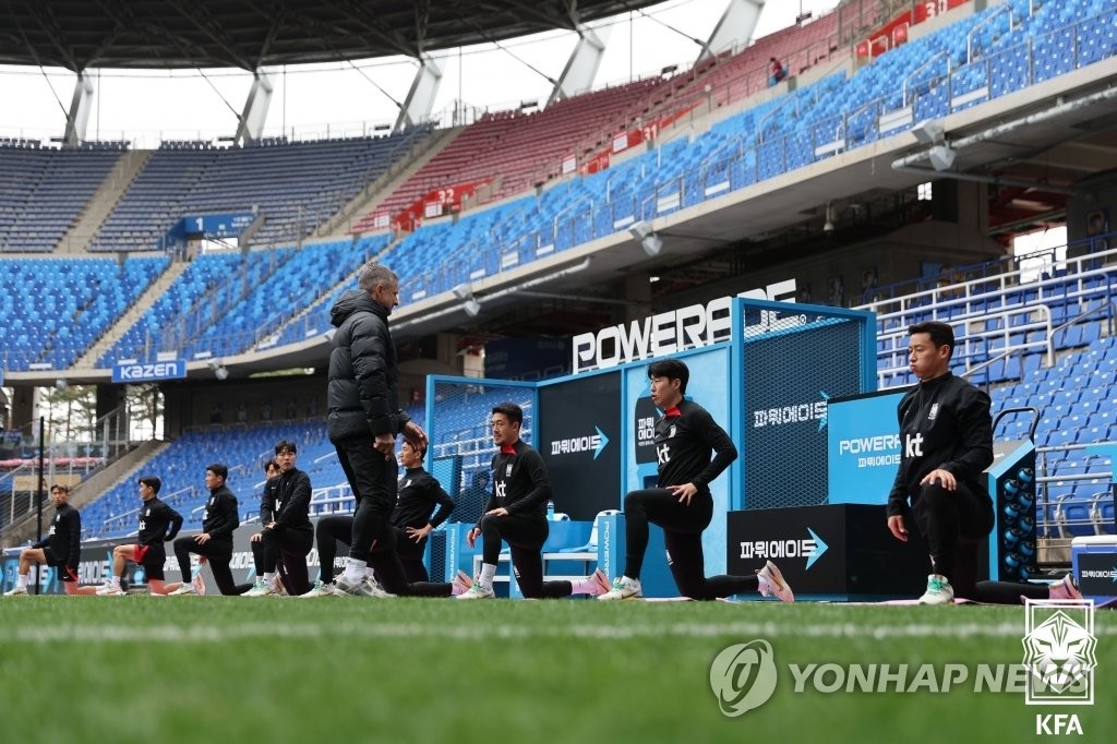 훈련 지켜보는 클린스만 감독