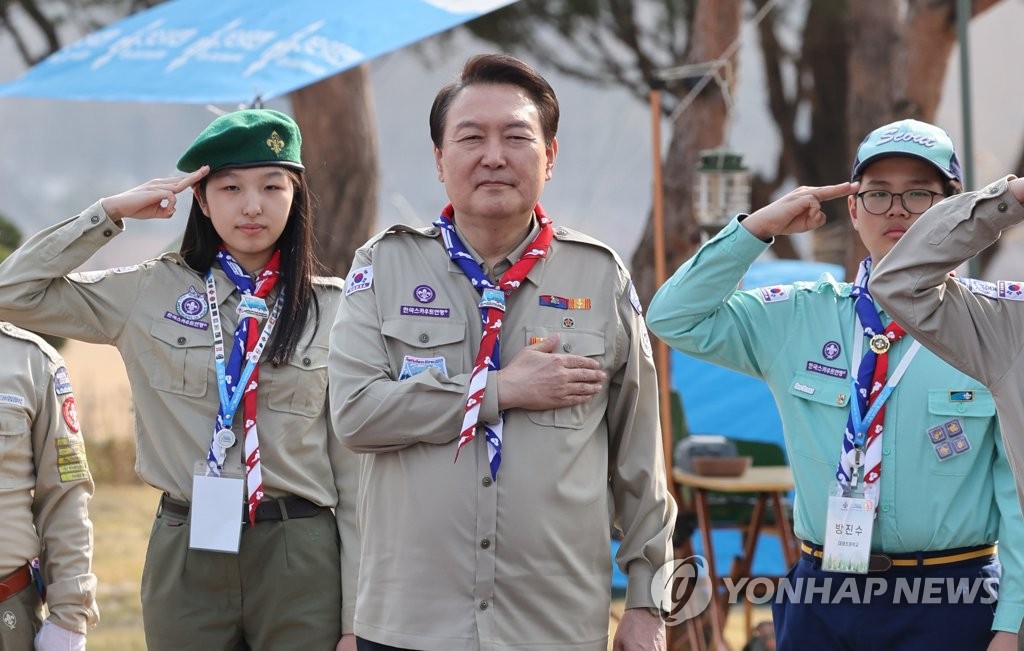 국기에 경례하는 윤석열 대통령