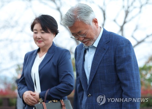 문재인 전 대통령 내외, 작곡가 윤이상 묘역 참배
