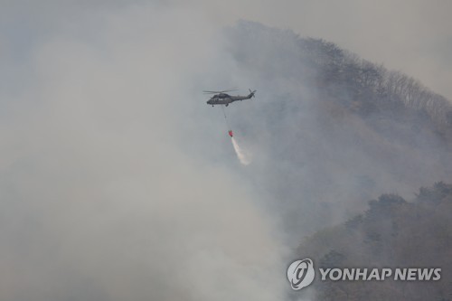 산불 진화 작업 중인 헬기